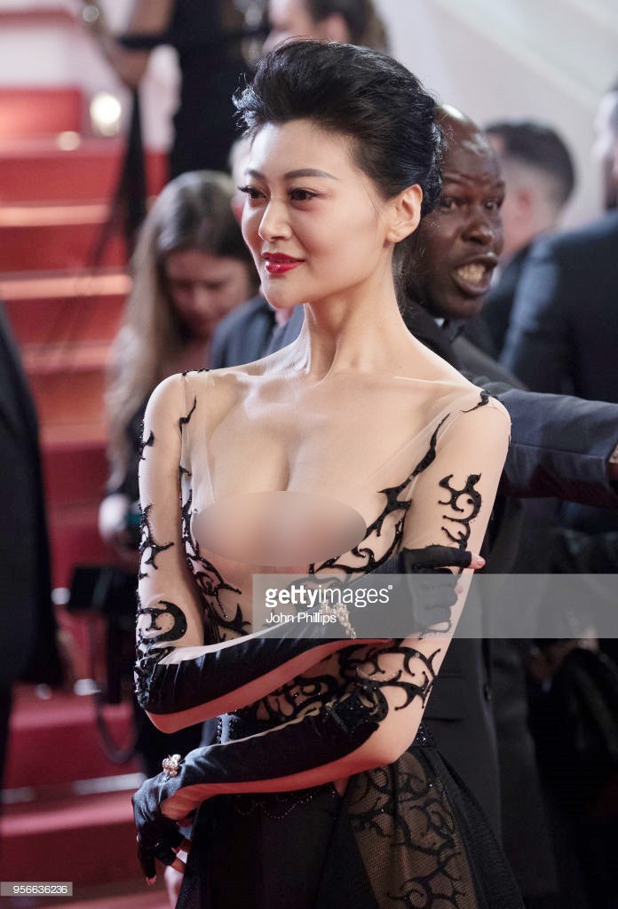 Mỹ nhân vô danh Trung Quốc lộ nhũ hoa, mặc Long bào bắt chước Phạm Băng Băng tại Cannes 2018 Mỹ nhân vô danh Trung Quốc lộ nhũ hoa, mặc Long bào bắt chước Phạm Băng Băng tại Cannes 2018